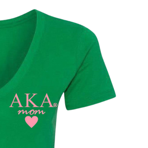 เสื้อยืดคอวี AKA Mom สีเขียวเคลลี่ ลายหัวใจสีชมพู เสื้อสตรีสำหรับชมรมนักเรียนหญิง เนื้อผ้านุ่ม สวมใส่สบาย แฟชั่นลำลอง - Product Image 3