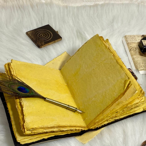 Diario Grimoire de Cuero Genuino Cosido a Mano, Clásico y Religioso, con Diseño de Cuervo, Libro de Hechizos Impreso y Cierre de Latón - Product Image 6