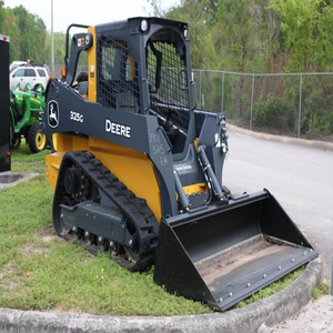 Chargeuse compacte John Deere durable, conçue pour les travaux exigeants, avec une puissance de levage élevée et des commandes fluides. - Product Image 5