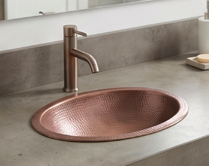 Évier ovale en cuivre martelé avec finition rustique et trou de vidange, idéal pour la salle de bain et le comptoir de cuisine - Product Image 6