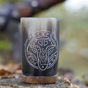 Verre à shot en corne de buffle gravée à la main, motif rune viking, verre à whisky en corne naturelle, vaisselle artisanale de luxe - Product Image 1