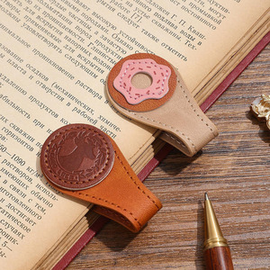 Elegante marcador de página hecho a mano con diseño inspirado en una hoja de arce y cuero genuino, a un precio asequible. - Product Image 1