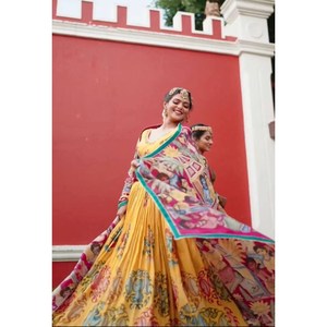 Lehenga Choli de Diseño con Estampado Kalamkari y Dupatta Amarillo - Product Image 1