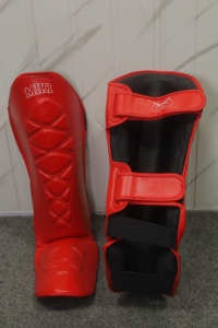Protège-tibias professionnels MMA Miki rouges en cuir PU avec cadre en acier à haute teneur en carbone, légers et protecteurs pour adultes, adaptés à toutes les saisons et aux sports. - Product Image 3