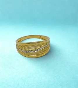 แหวนทองคำขาว 22K ดีไซน์ทันสมัย วงกว้าง ประดับลายริ้วแนวตั้งและแถบเพชรเฉียงระยิบระยับ - Product Image 3