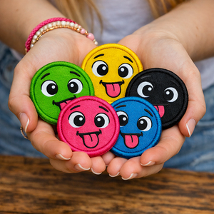 Parche Bordado Divertido de Cara con Lengua Fuera, Verde, Diseño de Sonrisa de Dibujos Animados, Termoadhesivo / Para Coser, Paquete de 100 Piezas para Ropa y Accesorios - Product Image 5