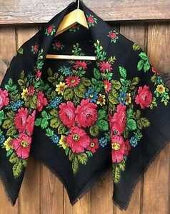 Pañuelo Triangular de Terciopelo Negro con Apliques de Rosas Rojas Bordadas, Flecos y Borlas, para Mujer, Estilo Tradicional para la Noche - Product Image 3