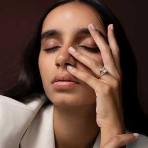 Anillo de Oro Sólido de 14k con Engaste de Garras, Diamante Ovalado Cultivado en Laboratorio, Diseño de Tallo Dividido, Certificado IGI, Joyería Fina, Anillo de Diamante Sintético E VVS - Product Image 3