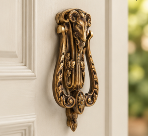Barocker Ramenkopf-Türklopfer in Dunkelbronze-Goldton mit Verziertem Schnitzwerk und Aufwendiger Dekorativer Rückplatte für Große Eingänge - Product Image 3