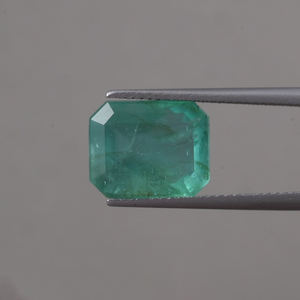 Esmeralda Verde Natural 100% Certificada por IGI, Corte Octogonal de 6.36 Quilates, 12x10mm 6.5mm, Tallada a Mano, Pulida, Tratada con Cera/Aceite Ligero - Product Image 1