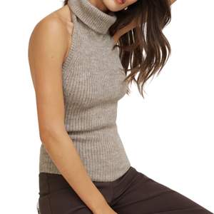 Pull sans manches en maille côtelée beige pour femme, col montant, ourlet peplum, coupe ajustée - Product Image 2