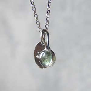 Pendentif en tourmaline vert clair, collier en argent sterling, bijoux en pierres précieuses faits à la main, cadeau pour femme, fiançailles, anniversaire - Product Image 4