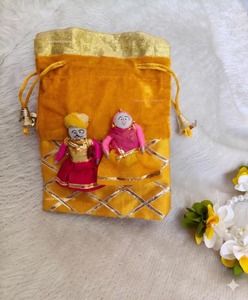 Bolso Potli de terciopelo Rajasthani con diseño de pareja de marionetas - Product Image 4
