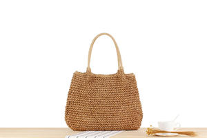 Transmite una elegancia sin esfuerzo con este bolso de hilo natural estructurado, que presenta una silueta suave y curva y una estética clásica en color crema. - Product Image 3