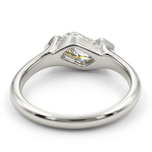 Anillo de Oro Blanco de 10K con Diamante Cultivado en Laboratorio de 1.88CTW, Corte Geométrico en Forma de Rombo, Certificado IGI, Banda Halo con Corte Elegante - Product Image 2