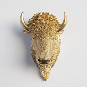 Sculpture murale audacieuse en forme de tête de buffle dorée métallique, avec des cornes courbes spectaculaires, disponible à prix de gros. - Product Image 1