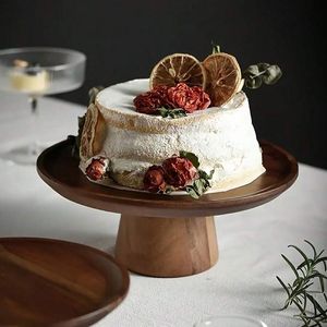 Support à gâteau en bois de qualité supérieure, conçu pour une utilisation durable en pâtisserie. - Product Image 2