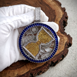 Montre Pendentif Sablier Hip Hop Chrétien Personnalisé en Moissanite Sertie de Micro-Pavé avec Design Engrenage en Argent 925 VVS - Product Image 3