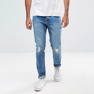 Vaqueros ajustados para hombre con lavado claro y detalles rasgados en las rodillas para un look informal y atrevido de estilo urbano. Cantidades al por mayor disponibles - Product Image 2