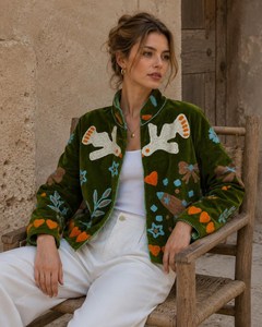 Veste brodée Suzani en velours vert olive faite à la main style bohème pour femme, avec broderies d'oiseaux et de cœurs, manteau tendance pour festival - Product Image 2