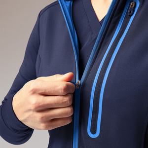 Chaqueta Sanitaria Azul Marino para Mujer con Cremallera y Bolsillos, Diseño para Uso Hospitalario, Tejido de Poliéster de Punto, Detección de Agujas - Product Image 6