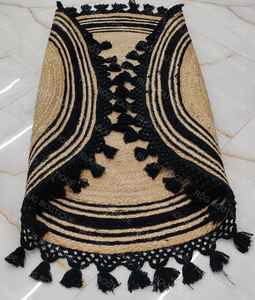 Tapis d'appoint en jute tissé à la main, style bohème chic, noir, avec pompons, pour décoration intérieure de style farmhouse - Product Image 3