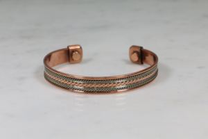 Bracelet manchette magnétique artisanal en cuivre et laiton - Bracelet thérapeutique pour soulager l'arthrite et les douleurs articulaires - Bijou bien-être en métal pour femme - Product Image 3