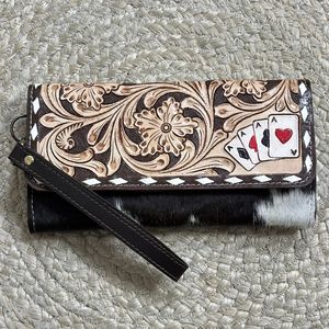 Nouvelle Pochette Élégante Faite Main en Cuir de Vachette avec Motif Floral Gravé et Portefeuille à Cartes de Jeu pour Femme - Product Image 4