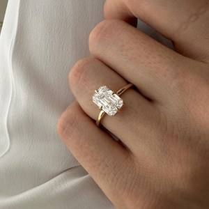 Anillo de compromiso con diamante cultivado en laboratorio de 3 quilates, corte esmeralda, con halo oculto, en oro de 14k, certificado IGI - Product Image 4