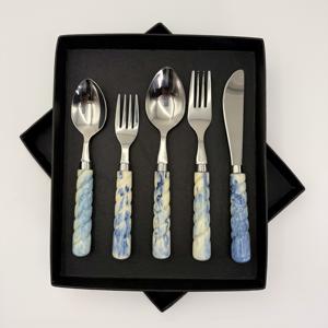 Nouvel ensemble de couverts en acier inoxydable au design moderne et très demandé, avec manche en résine, idéal pour un cadeau de mariage, à prix raisonnable en Inde - Product Image 1