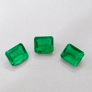 Piedra preciosa verde de corte esmeralda colombiana cultivada en laboratorio, de calidad premium, para joyería y fabricación de joyas. - Product Image 2
