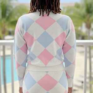 Ensemble tricoté Argyle 2 pièces pour femmes Jack and Jill : Cardigan boutonné col en V et jupe crayon assortie, personnalisable avec logo, vente en gros - Product Image 6