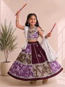 Conjunto Tradicional Indio de Lehenga y Choli de Algodón para Niñas con Dupatta para Celebraciones de Diwali, Diseño con Estampado Paisley Multicolor - Product Image 2