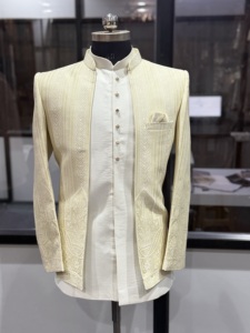 Abrigo Abierto Color Crema para Hombre con Patrón Bordado, Corte Regular, Atuendo Tradicional para Bodas Indias, Tela de Algodón, Sin Arrugas - Product Image 1