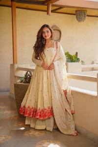 Robe Anarkali brodée crème, style indien pakistanais, à manches longues, coupe trapèze, avec châle, pour fêtes et mariages - Product Image 5