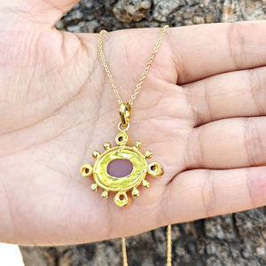 Collar con Colgante de Cuarzo Opalita y Calcedonia Rosa con Diseño de Rayos de Sol, Chapado en Oro de 18k, Joyería Elegante para Bodas y Eventos Religiosos - Product Image 6