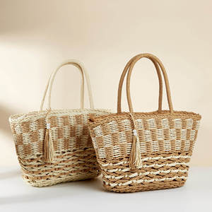 Complementa tu look de fin de semana favorito con este encantador bolso de hilo natural con textura a cuadros y detalles de perlas. - Product Image 4