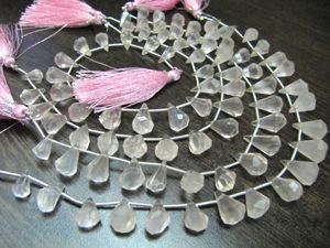Cuentas de Cuarzo Rosa Natural Facetadas en Forma de Lágrima de 6x10mm a 9x15mm, Vendidas por Hilo de 8 Pulgadas de Largo - Product Image 3