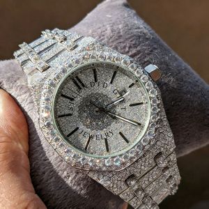 Splendide montre analogique à quartz pour homme avec boîtier en argent/moissanite, bracelet en cristal de saphir, chiffres romains, mouvement ETA, cadeau idéal - Product Image 2