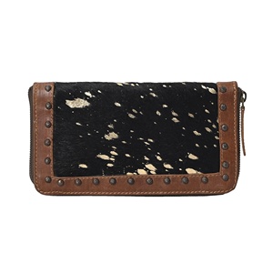 Cartera de mujer de cuero de vaca occidental con pelo, de grano completo, con cremallera y borde con tachuelas - Product Image 4