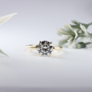 Bijou de fiançailles élégant pour femme, avec un cristal central solitaire de qualité supérieure, taille brillant ronde, monté sur quatre griffes classiques. - Product Image 1