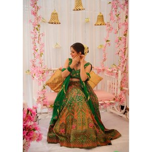 Magnifique Lehenga Choli coupe trapèze pour les fêtes, taille naturelle, tissu organza avec imprimé floral numérique - Product Image 3