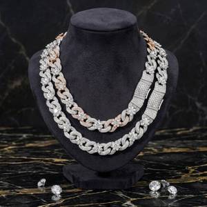 Collier Hip Hop bicolore en moissanite et diamant, chaîne cubaine à maillons floraux sertie de pierres, pour hommes, disponible à la vente - Product Image 4