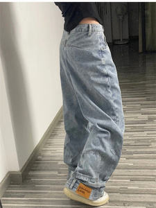 Pantalones vaqueros anchos de mezclilla lavado claro con bolsillos cargo en el tobillo y parche de cuero en el dobladillo, estilo oversize para mujer, venta al por mayor - Product Image 5