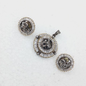 Pendentif plaqué or style Inde du Sud avec boucles d'oreilles clous, bijoux de mariée tendance, ensemble collier de mariage certifié IGI - Product Image 3