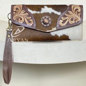 กระเป๋าสตางค์หนังวัวคุณภาพสูงสำหรับผู้หญิง ป้องกัน RFID พร้อมสายคล้องมือ ใส่บัตรและเงินสด  หนังแท้ลายสลักมือ  แบบยาว พร้อม Concho - Product Image 1