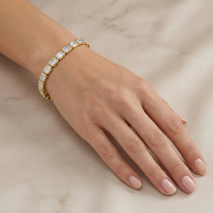 กำไลข้อมือเพชรทรงสี่เหลี่ยมมรกตแบบฝังขอบทองคำขาว 18K และทองคำเหลือง เพชรเพาะเลี้ยงในห้องปฏิบัติการ รับรองโดย IGI เครื่องประดับคลาสสิกสำหรับผู้หญิง - Product Image 4