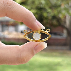 Conector de latón macizo chapado en oro de 18 quilates con piedra lunar blanca y doble engaste de 8 mm para la fabricación de pulseras y collares - Product Image 2