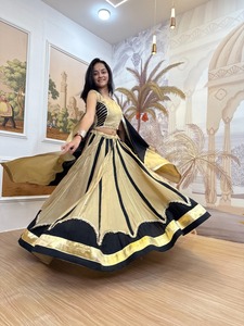 Ensemble Lehenga en Soie Indienne et Pakistanaise Noir et Or, Brodé de Paillettes, Longueur Ras du Sol, Robe Traditionnelle Vintage avec Dupatta pour Mariage - Product Image 1