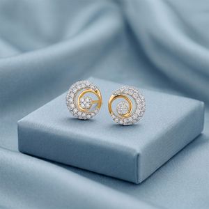 Boucles d'oreilles clous en or jaune avec diamants de laboratoire et halo en spirale - Product Image 3